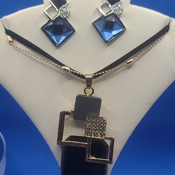 NWT Crystal Geometric Necklace & Earrings - Picture 4 of 10